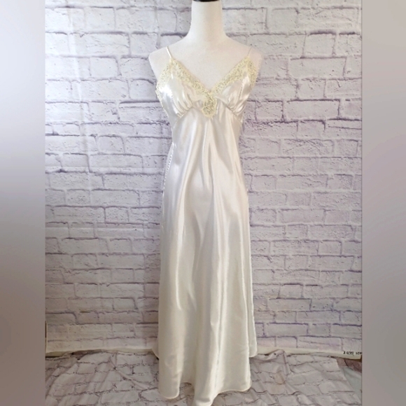 Vintage Signature Expressions Ivory Satin Lace Trim Nightgown Size‎ M Pre-Owned - Picture 1 of 15